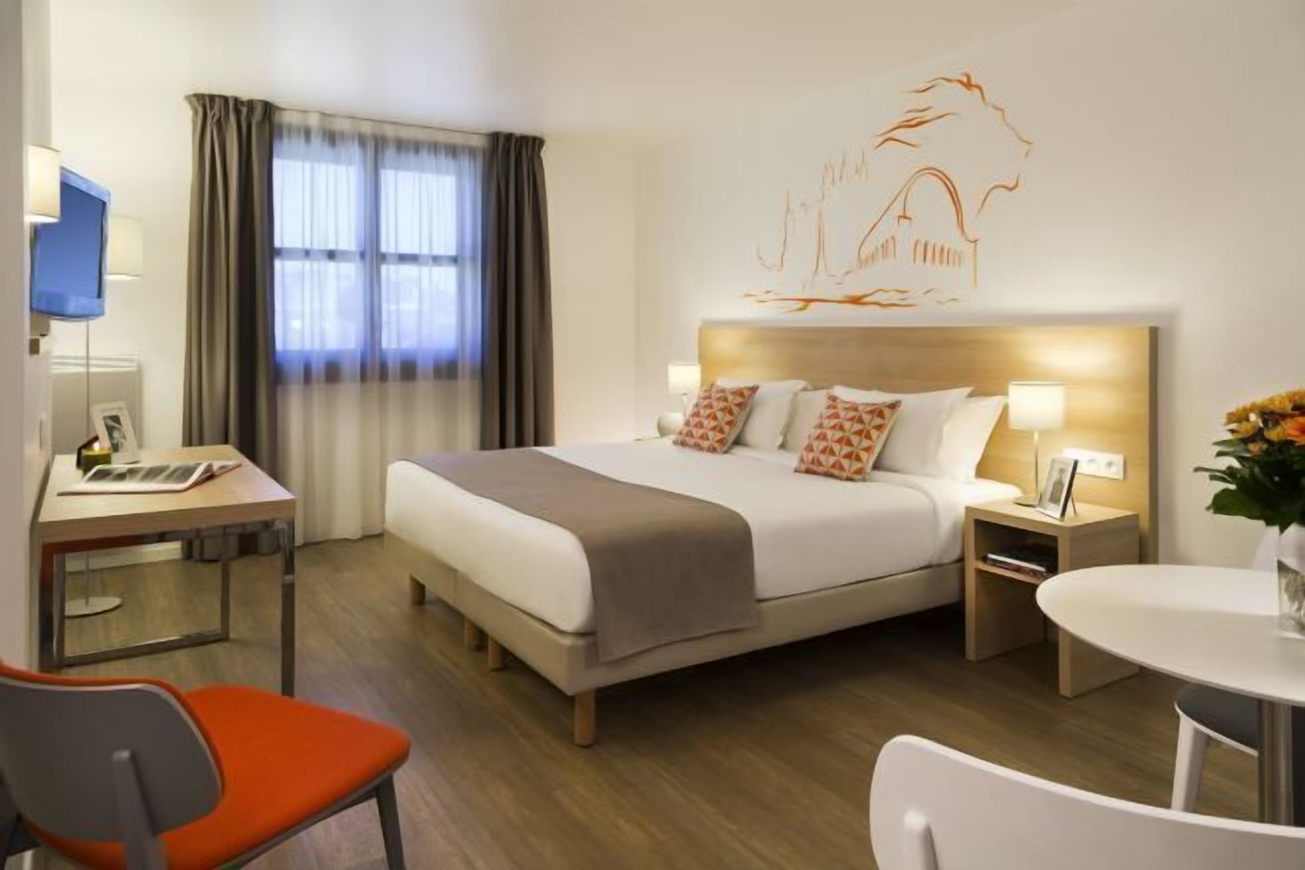 客房内保险箱、办公桌、遮光窗帘、隔音