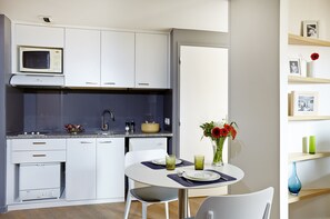Appartement Deluxe, 1 chambre (with Air Conditioning) | Cuisine privée | Réfrigérateur, micro-ondes, plaque de cuisson, lave-vaisselle