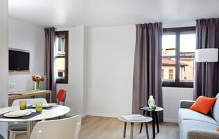Appartamento Deluxe, 1 camera da letto (with Air Conditioning) | Area soggiorno | TV a schermo piatto