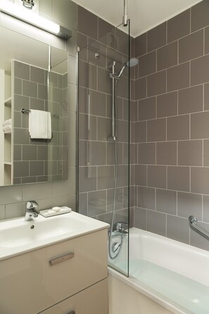 Combined shower/bathtub, hair dryer, towels, soap - Citadines Presqu'île Lyon (Lyon)