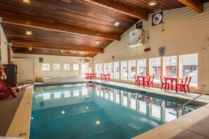 Una piscina cubierta, una piscina al aire libre