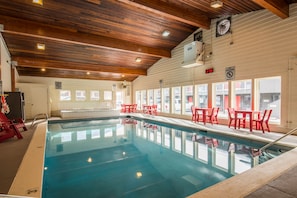 Una piscina techada, una piscina al aire libre