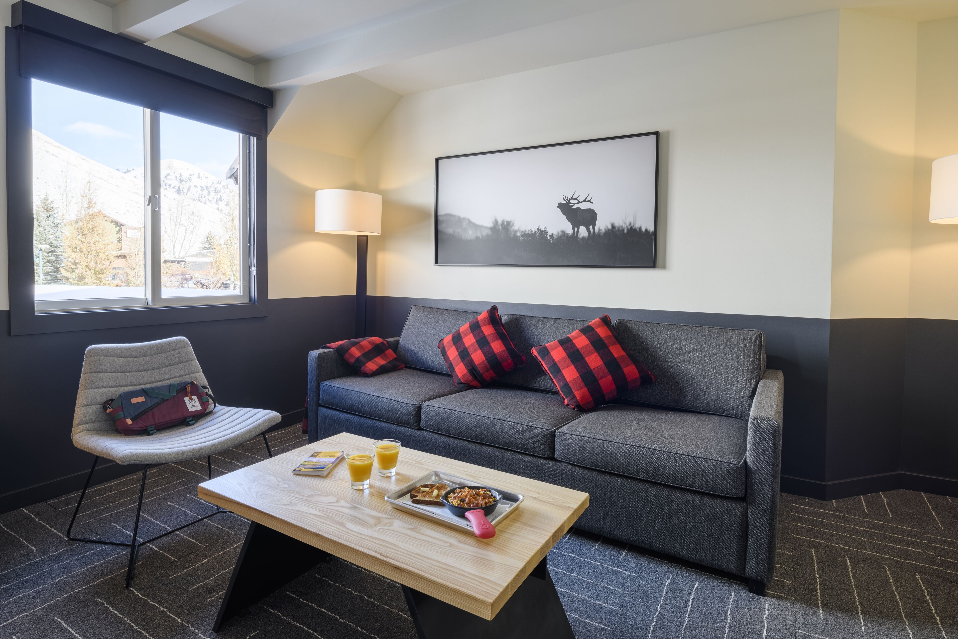 Habitació Deluxe, 1 llit de matrimoni gran i sofà llit | Cobrellits, escriptori i espai de treball apte per a portàtils 