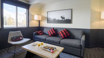 Habitació Deluxe, 1 llit de matrimoni gran i sofà llit | Cobrellits, escriptori i espai de treball apte per a portàtils