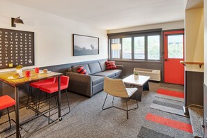 Suite, 2 Bedrooms, Kitchen | Living area