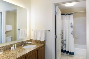 Combined shower/tub, free toiletries, hair dryer, towels