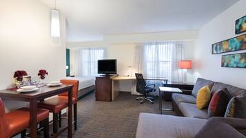 Stüdyo, 1 Büyük (Queen) Boy Yatak ve Çekyat | Odada kasa, ayrı ayrı dekore edilmiş, ayrı ayrı döşenmiş, masa