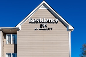 Un immeuble sur lequel on peut lire l’inscription : « Residence Inn by Marriott ».