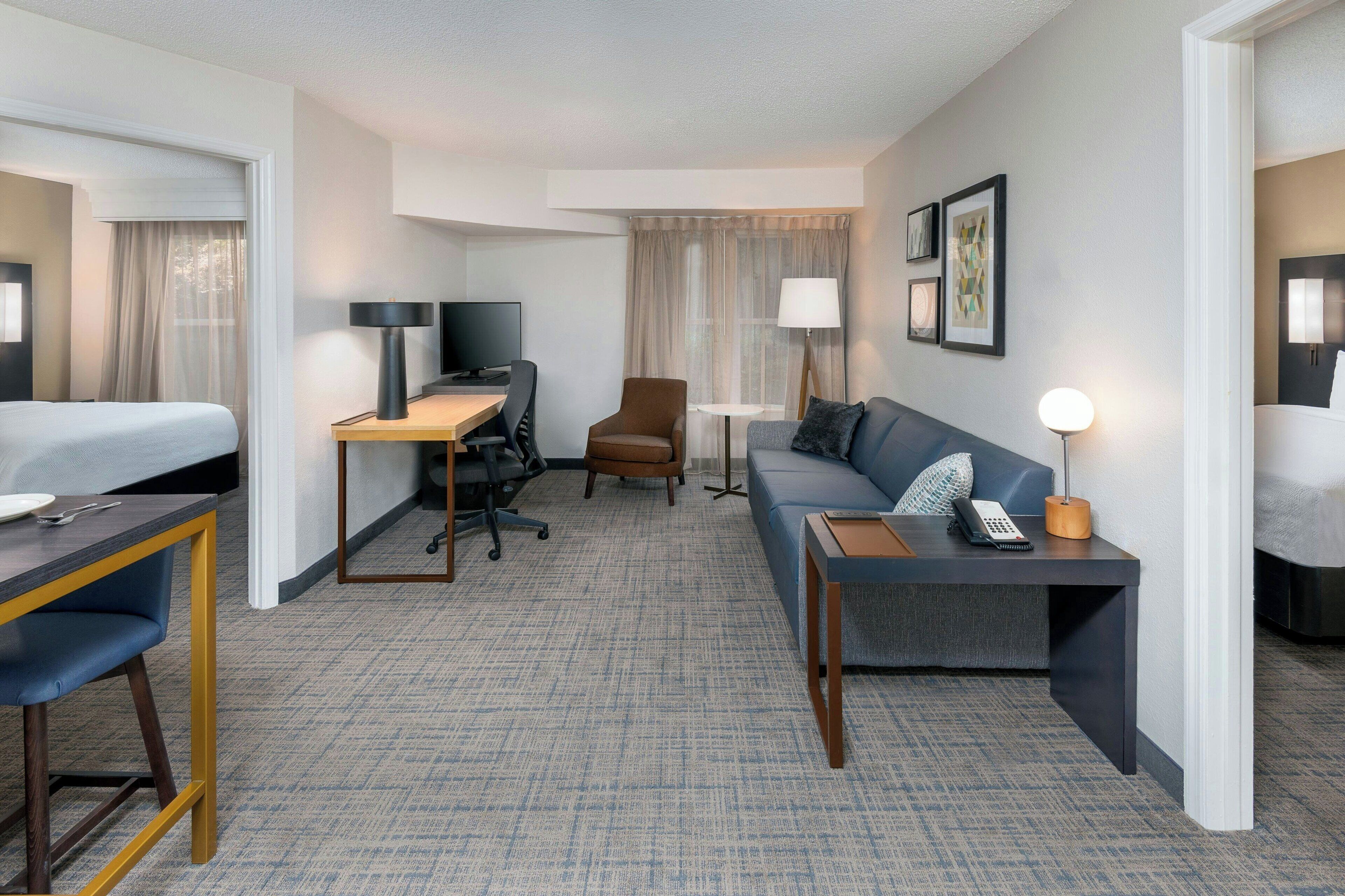 suite, 2 bedrooms | living room | smart tv, netflix