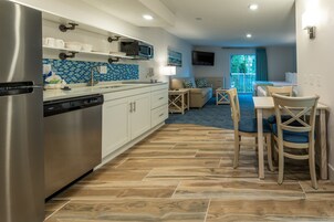 Studio Suite | Living room | Flat-screen TV