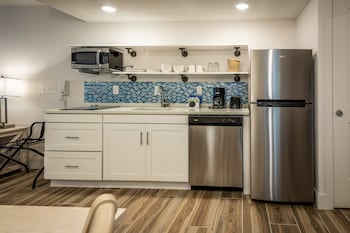 Studio Suite, 1 King Bed with Sofa bed | In-room dining at Palmera Inn and Suites