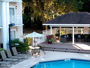 Seasonal outdoor pool, pool umbrellas, sun loungers at Palmera Inn and Suites