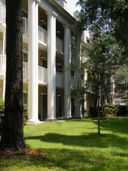 Property grounds at Palmera Inn and Suites