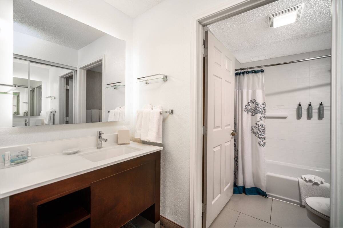 combined shower/bathtub, free toiletries, hair dryer, towels