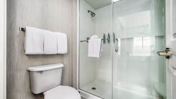 Studio, 1 très grand lit et 1 canapé-lit | Salle de bain | Ensemble douche/baignoire, articles de toilette gratuits, sèche-cheveux