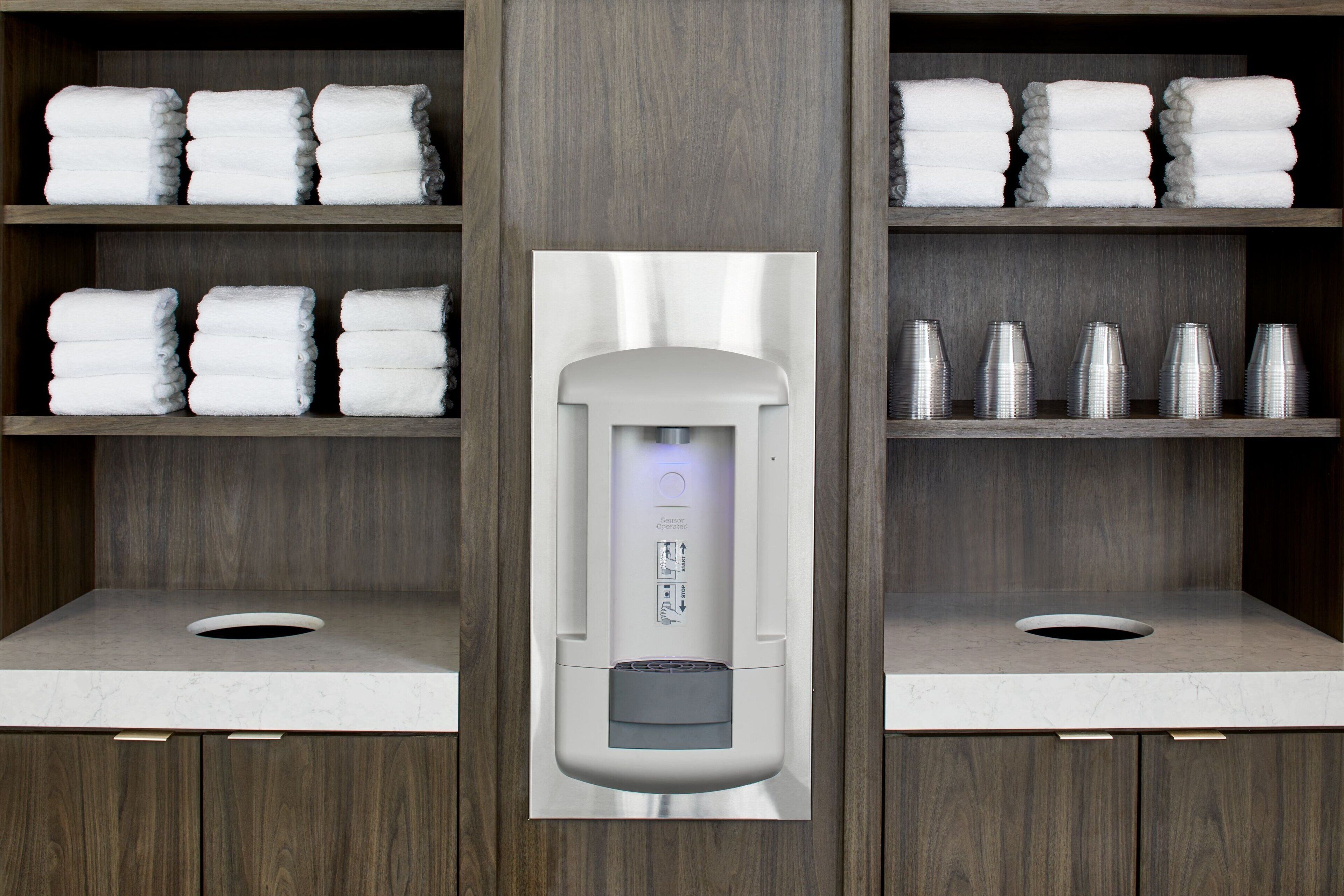 Un bagno moderno con erogatore asciugamani integrato e lavandino.