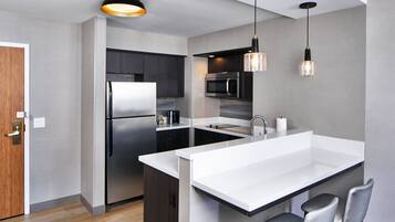 Kjøleskap, mikrobølgeovn, ovn og kokeplater