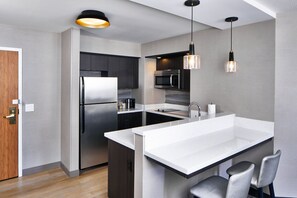 Refrigerador con freezer, microondas, horno, placa de cocina