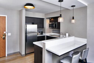 Refrigerador con freezer, microondas, horno, placa de cocina