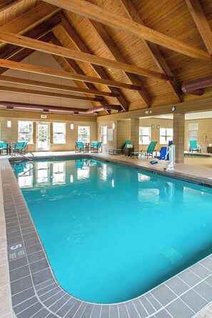 Una piscina cubierta