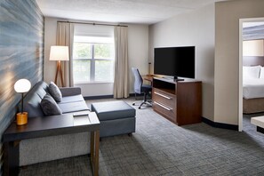 Suite, 1 Bedroom | Living area
