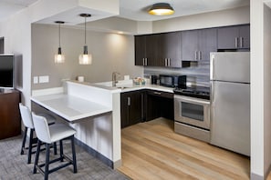 Studio, 1 King Bed with Sofa bed (Mobility/Hearing Access, Roll-In Shwr) | Private kitchen | Full-size fridge, microwave, oven, stovetop