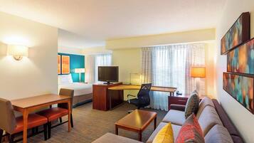 1 sovrum, sängtillbehör av högsta kvalitet och skrivbord