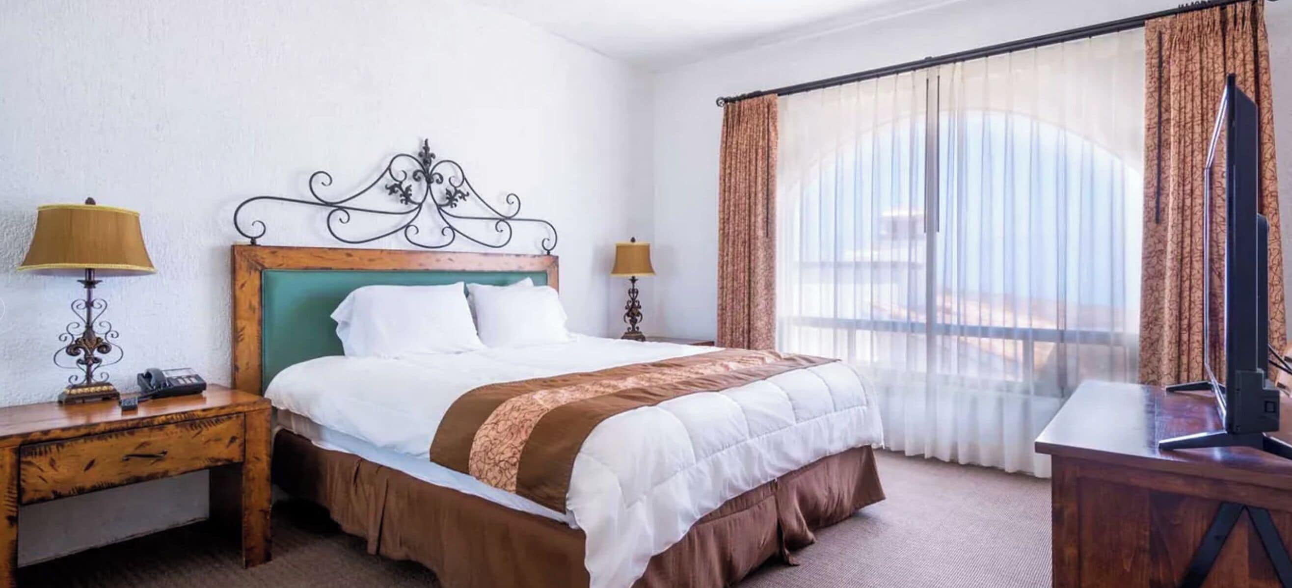 Estudio, 1 cama Queen size | Edredón, escritorio, insonorización y tabla de planchar con plancha 