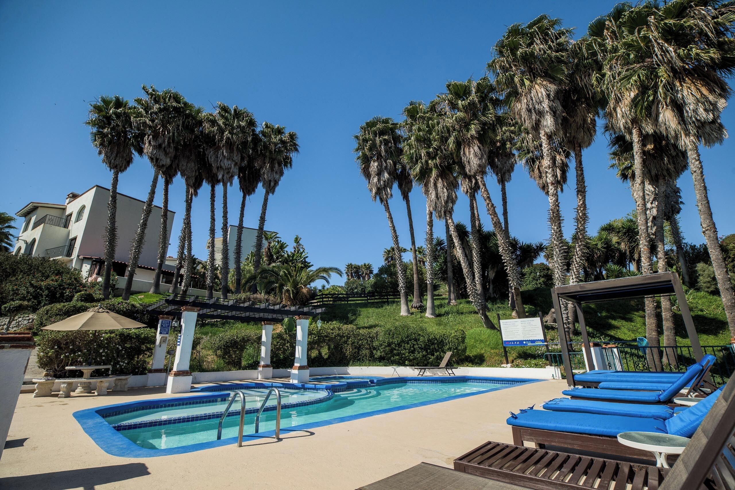 สระว่ายน้ำกลางแจ้งเปิดตามฤดูกาล