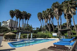 Una piscina al aire libre de temporada