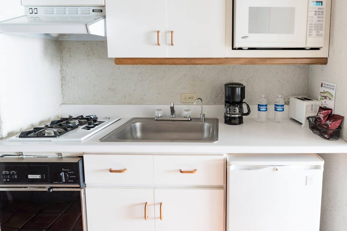 Fridge, stovetop, coffee/tea maker