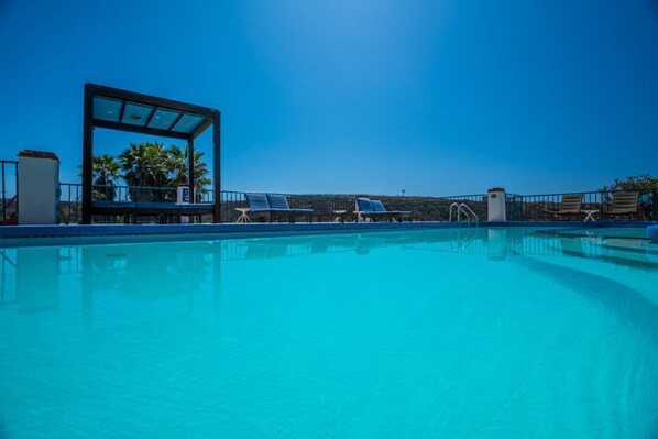 Piscine extérieure en saison