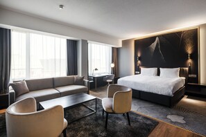 Junior-sviitti, 1 suuri parisänky ja vuodesohva | Allergiatestatut vuodevaatteet, minibaari, tallelokero huoneessa