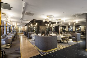 Phục vụ bữa sáng, bữa trưa, bữa tối, món ăn mang phong cách quốc tế 
