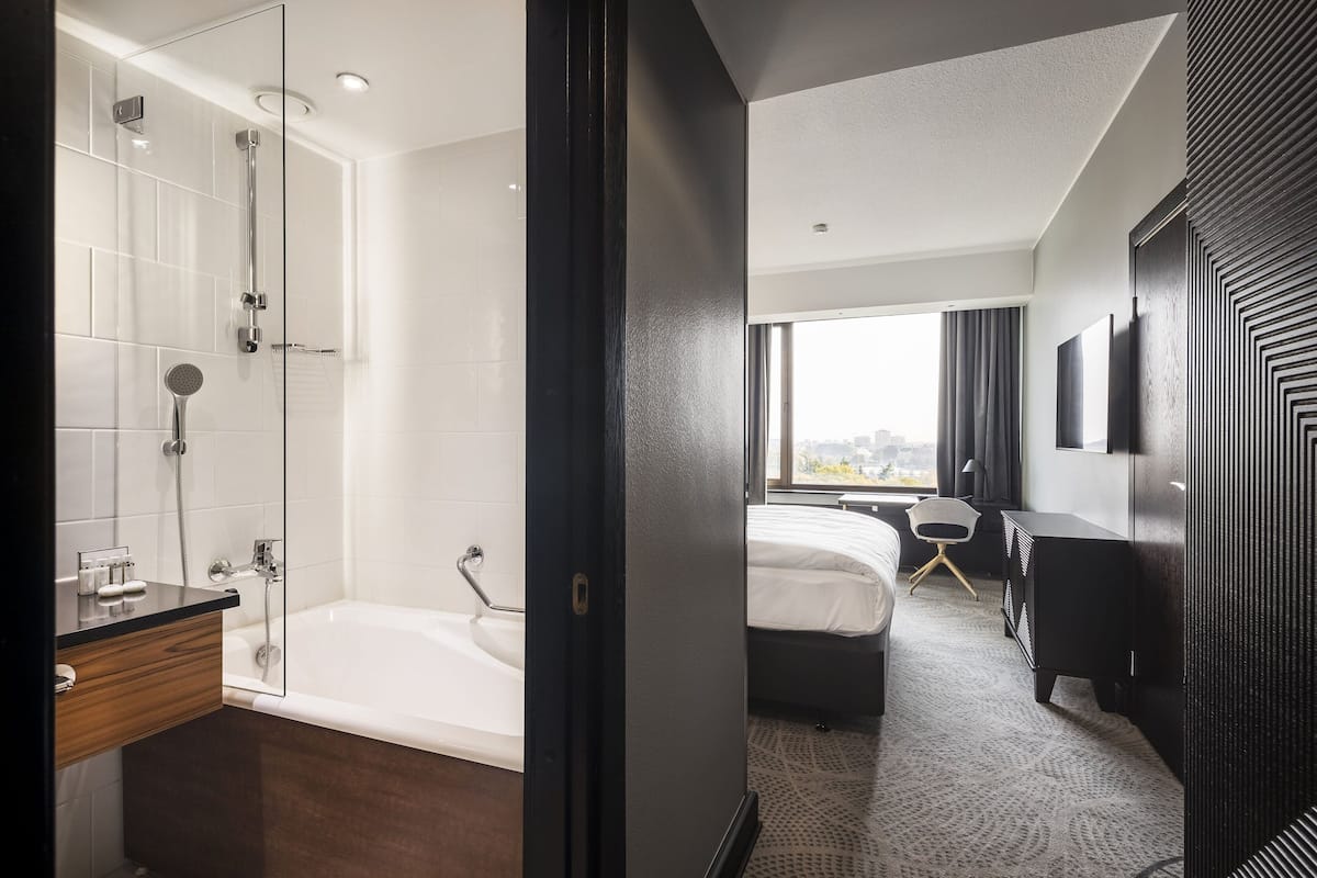 客房, 1 张特大床, 可进入俱乐部酒廊 (Club Lounge Access) | 防过敏的被褥、迷你吧、客房内保险箱、办公桌