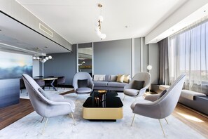 Sviitti, 1 suuri parisänky, club-loungen käyttöoikeus (Living Dining Area) | Allergiatestatut vuodevaatteet, minibaari, tallelokero huoneessa