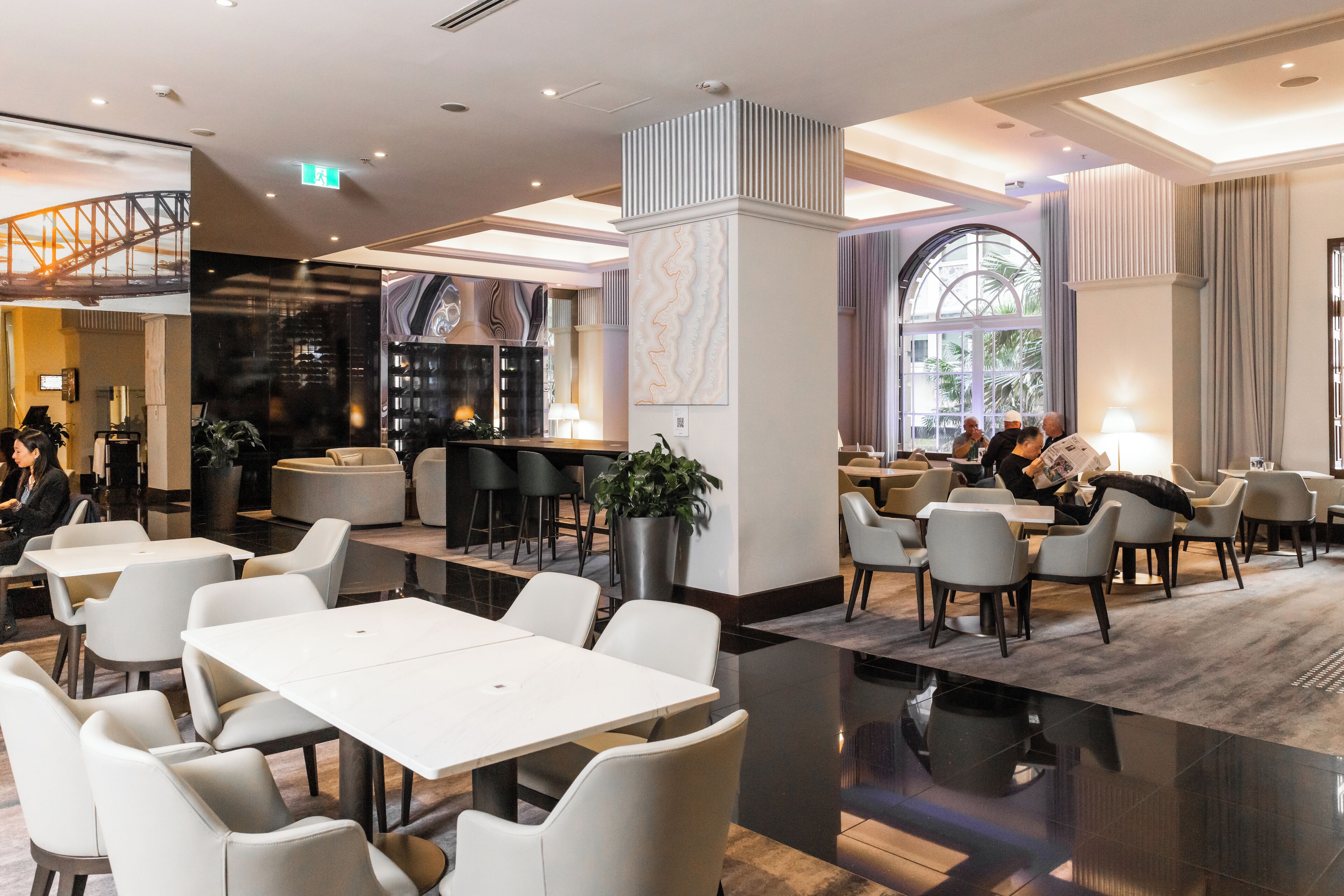 2 间餐厅，供应早餐和晚餐，国际美食