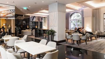 2 restaurants, breakfast, dinner served; international cuisine