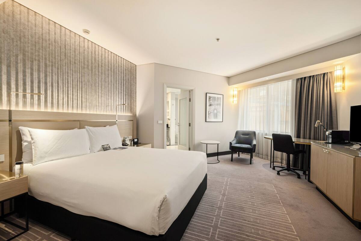 Premier Accessible Room | Premium bedding, pillowtop beds, minibar, in-room safe