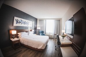 Rom, 1 kingsize-seng | Skrivebord, skrivebord for bærbar PC og blendingsgardiner