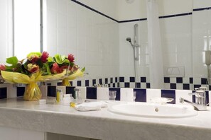 Tina con regadera, amenidades de baño gratuitas, secadora de cabello 