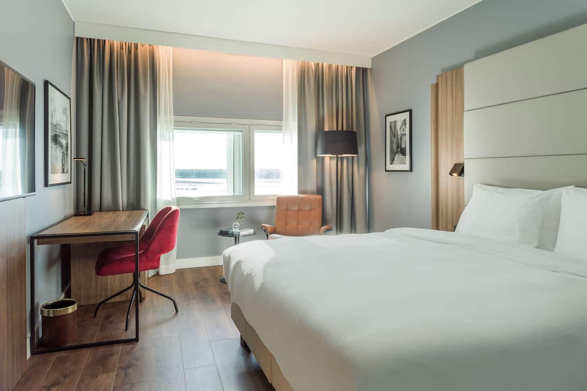 Hypo-allergenic bedding, minibar, in-room safe, desk