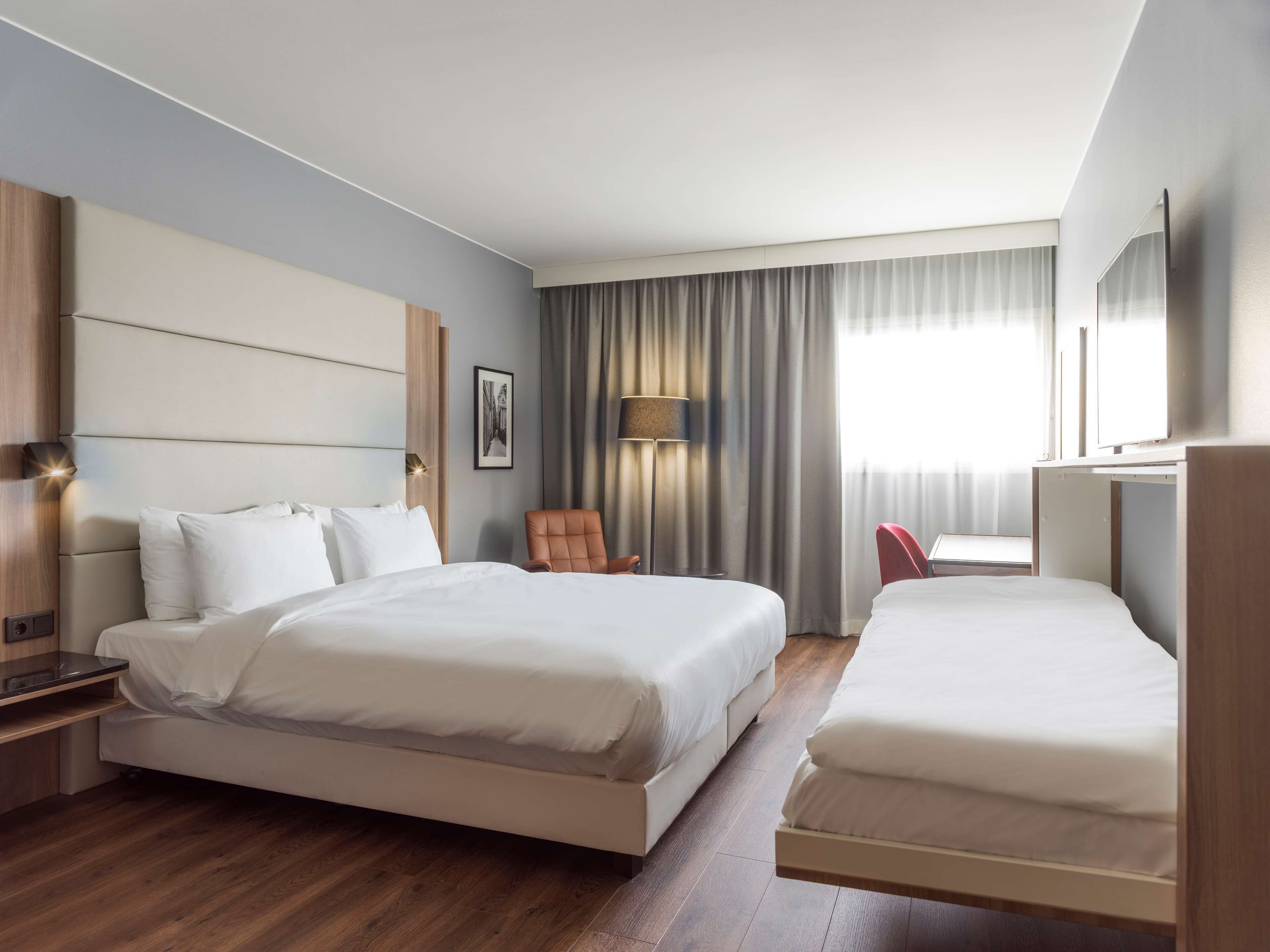 Hypo-allergenic bedding, minibar, in-room safe, desk