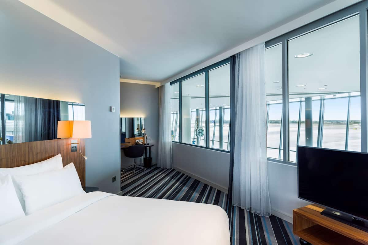 Junior Suite (Runway View) | Hypo-allergenic bedding, minibar, in-room safe, desk