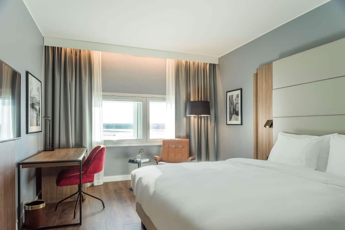 Allergikerbettwaren, Minibar, Zimmersafe, Schreibtisch