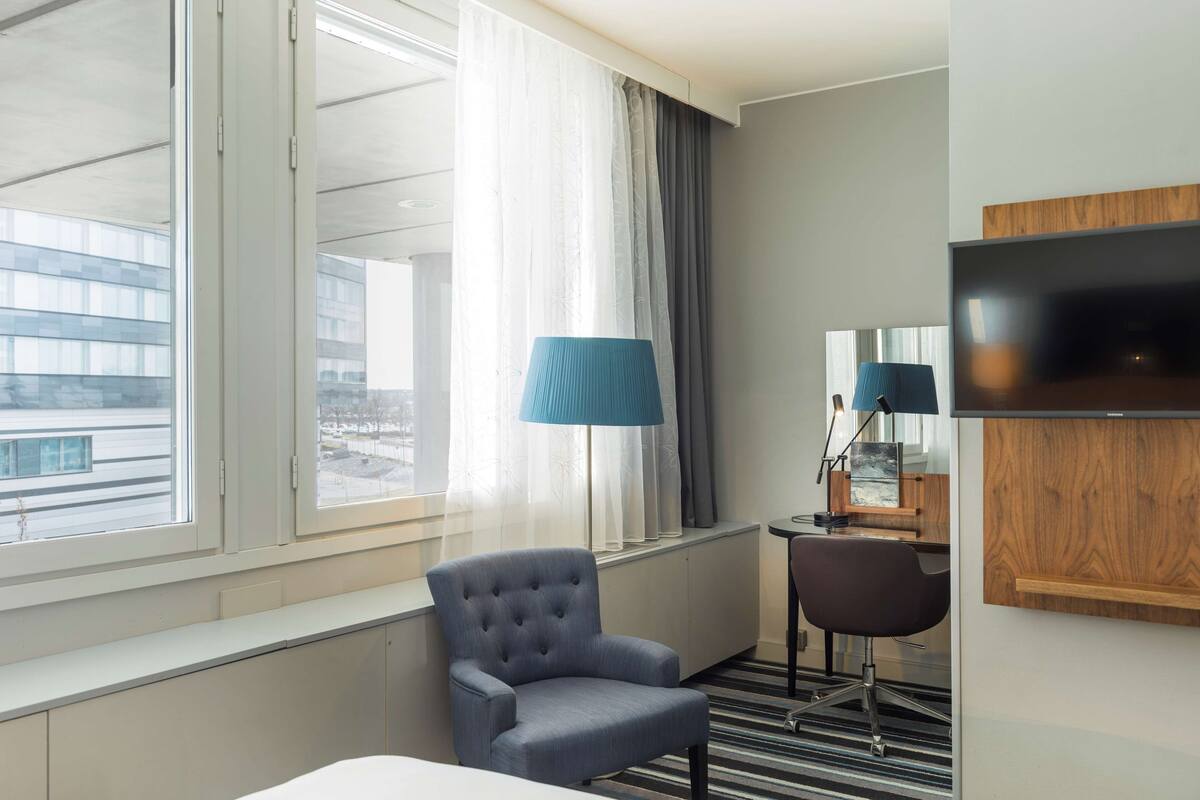 hypo-allergenic bedding, minibar, in-room safe, desk