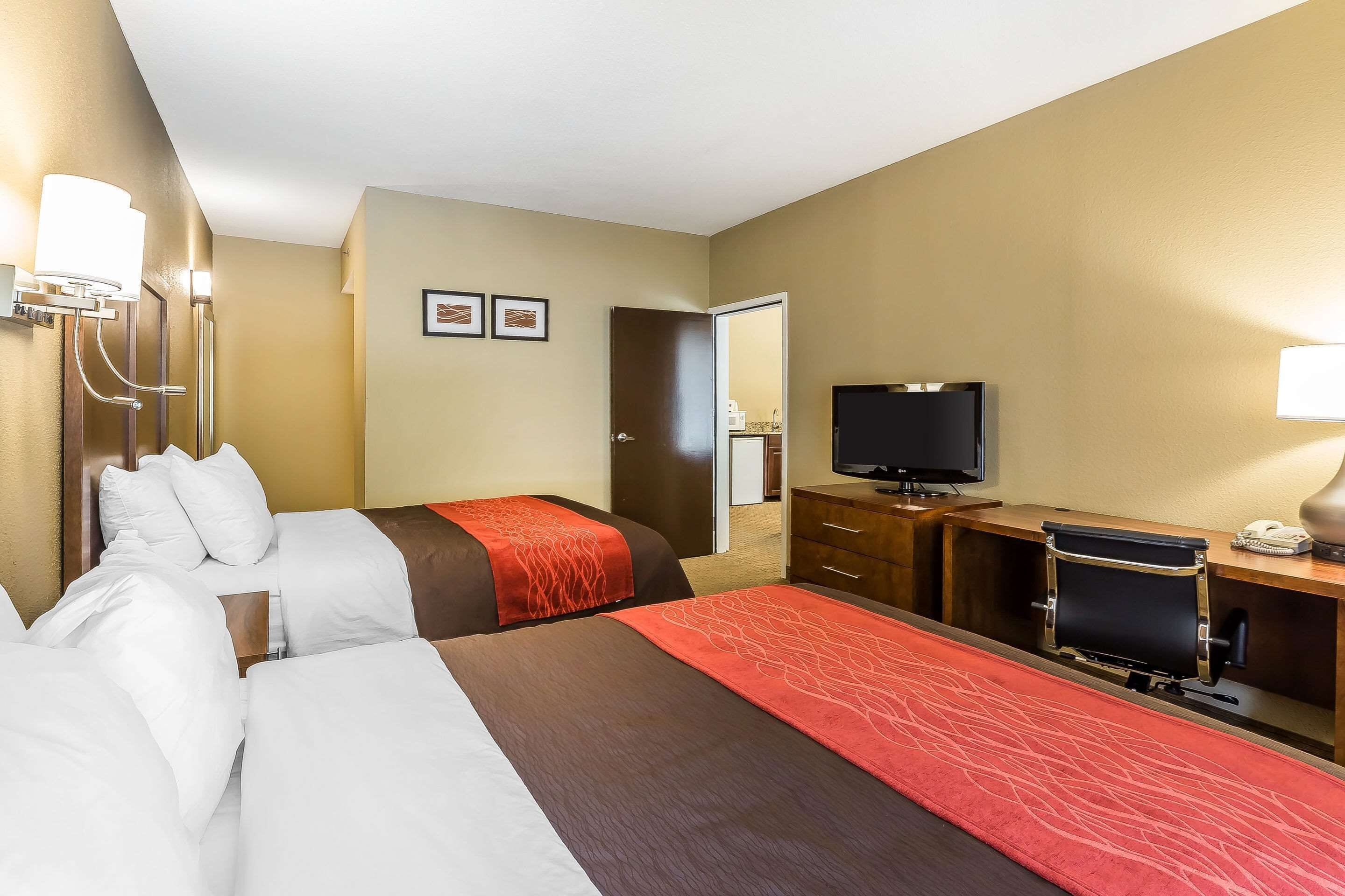 suite, non smoking | premium bedding, pillow-top beds, desk, iron/ironing board