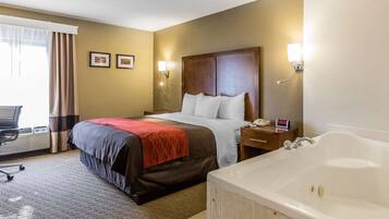 客房, 1 张特大床, 无烟房, 热水浴缸 | 高档床上用品、加厚床垫、办公桌、熨斗/熨衣板