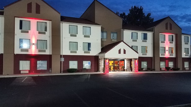A multi-story hotel with a central entrance and parking lot. - Red Roof Inn Springfield, OH (Springfield)