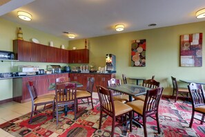 Tägliches inbegriffenes kontinentales Frühstück